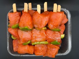 Satay de porc belge – mariné avec sauce aux cacahuètes et épices